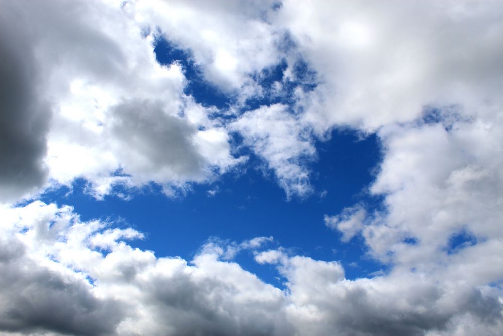 Blauer Himmelsstern am Regenhimmel