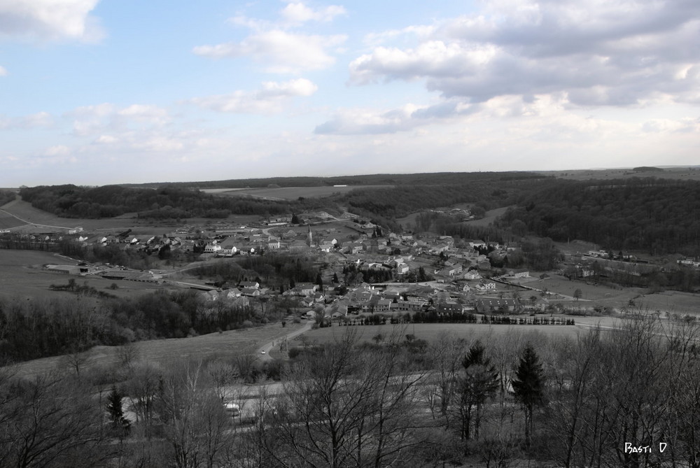 Blauer Himmer über grauem Dorf