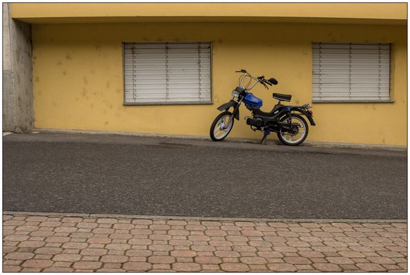 Blauer Hochgeschwindigkeitsrausch vor gelbem Hintergrund.
