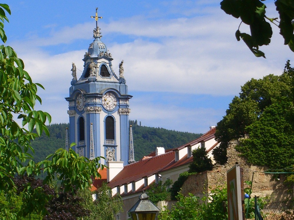 Blauer Kirchturm der Stiftskirche DÜRNSTEIN