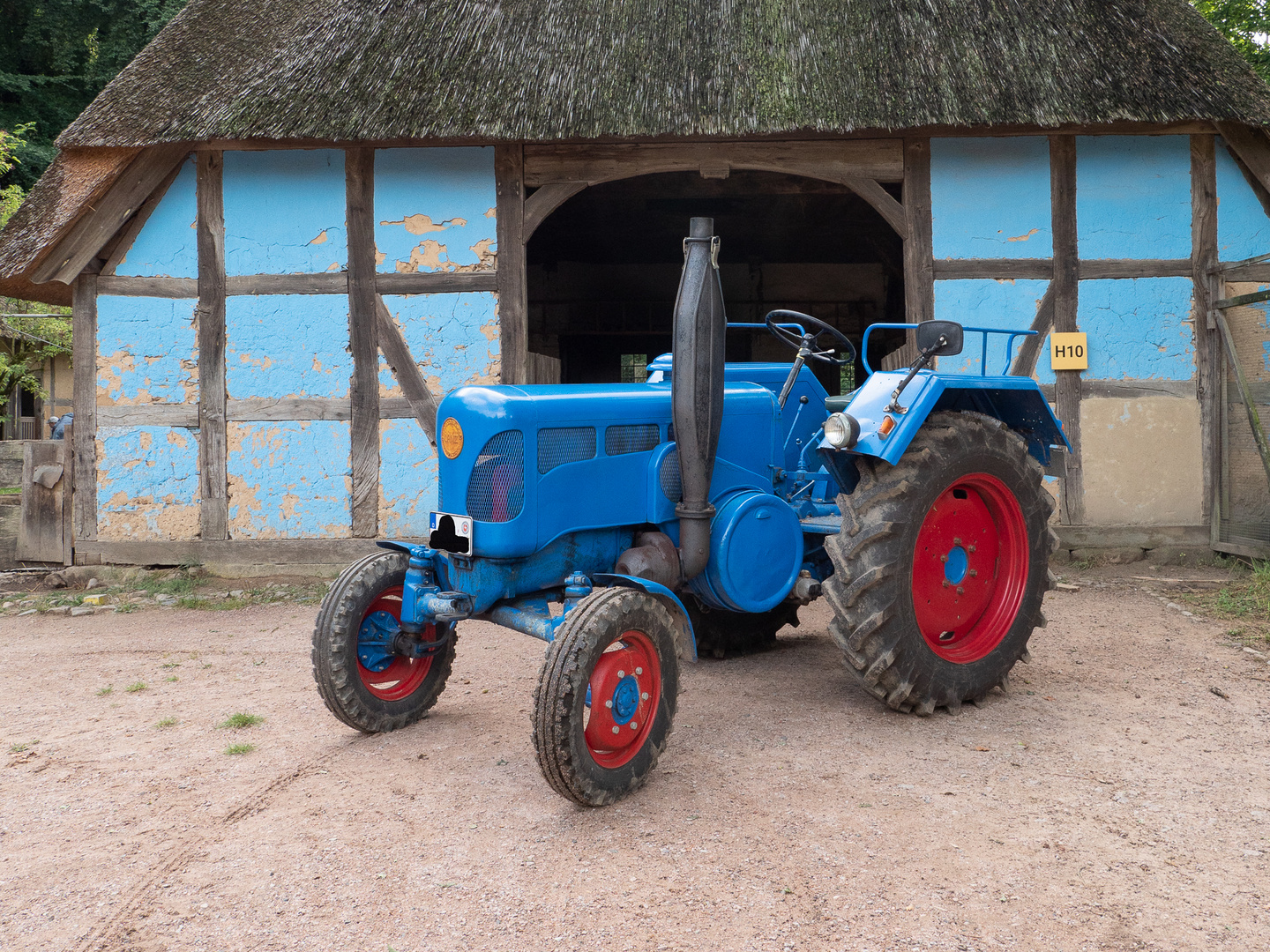 Blauer Lanz Buldog vor blauem Fachwerkhaus