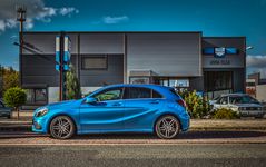 blauer Mercedes Benz A200