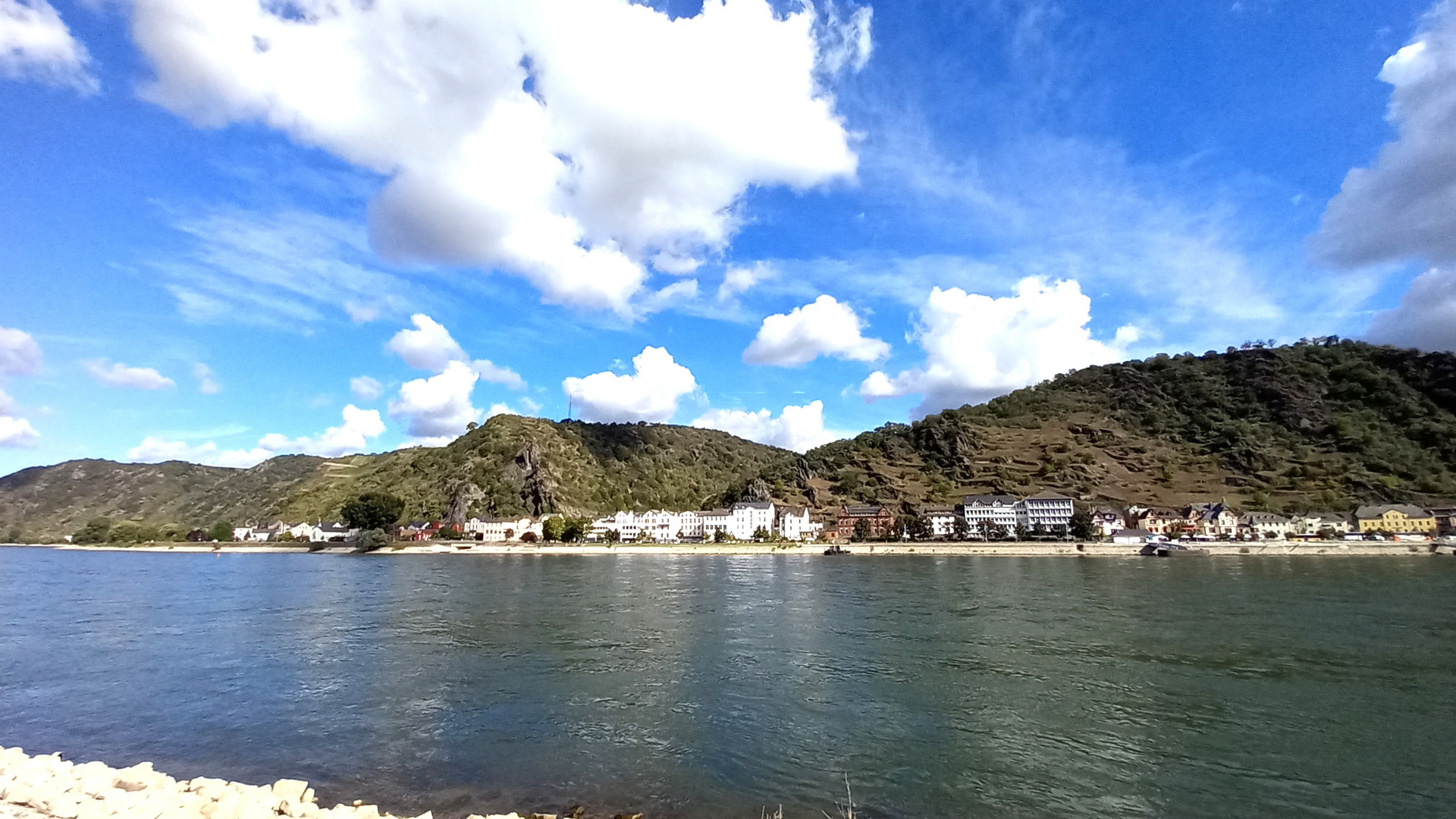 Blauer Montag am Rhein nahe Oberwesel