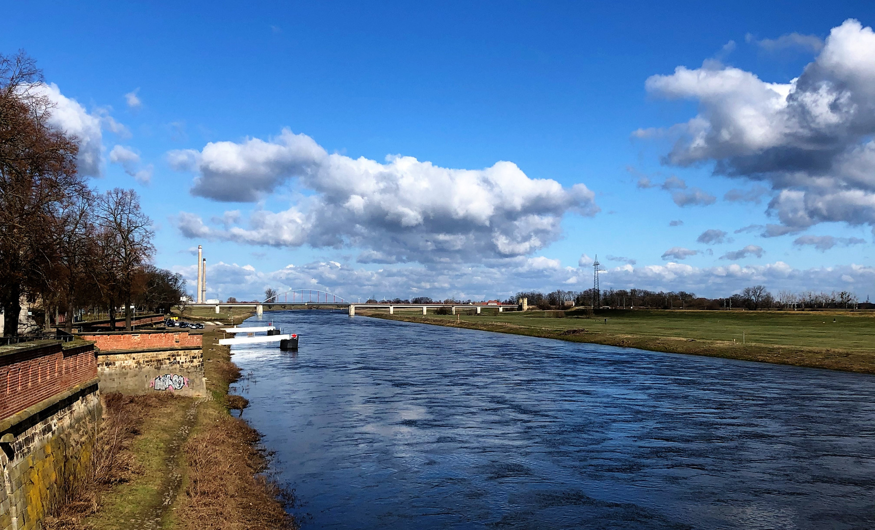 Blauer Montag an der Elbe