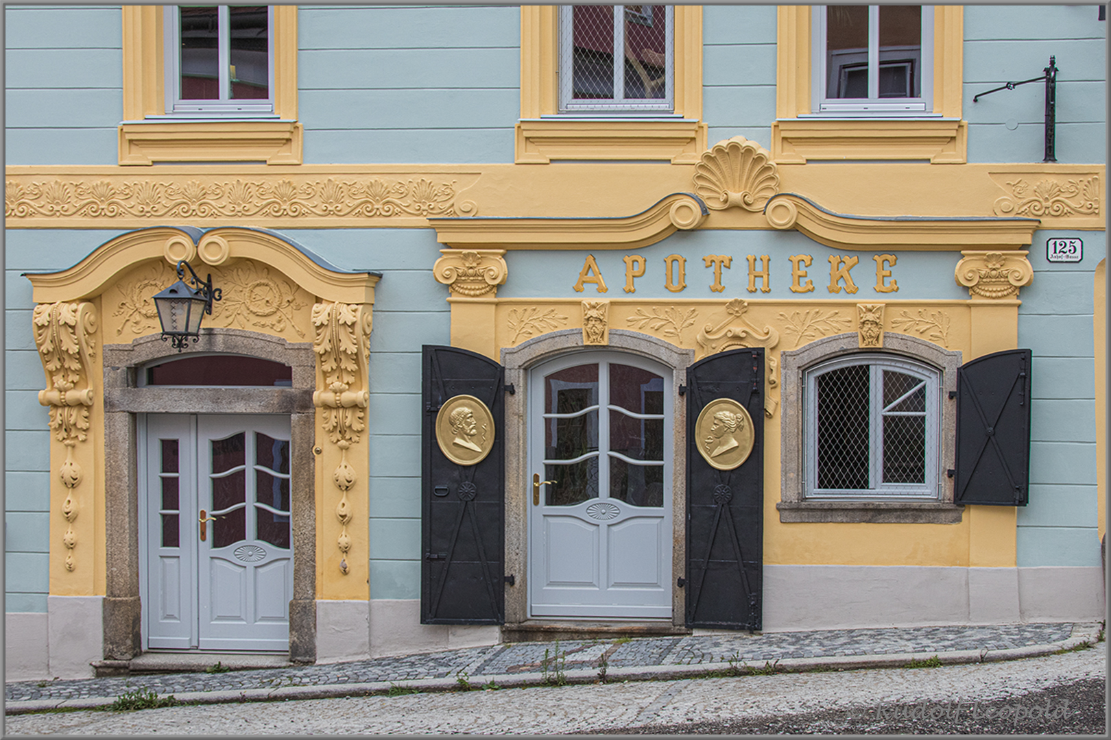 Blauer Montag: künstlerisch gestaltete Fassade