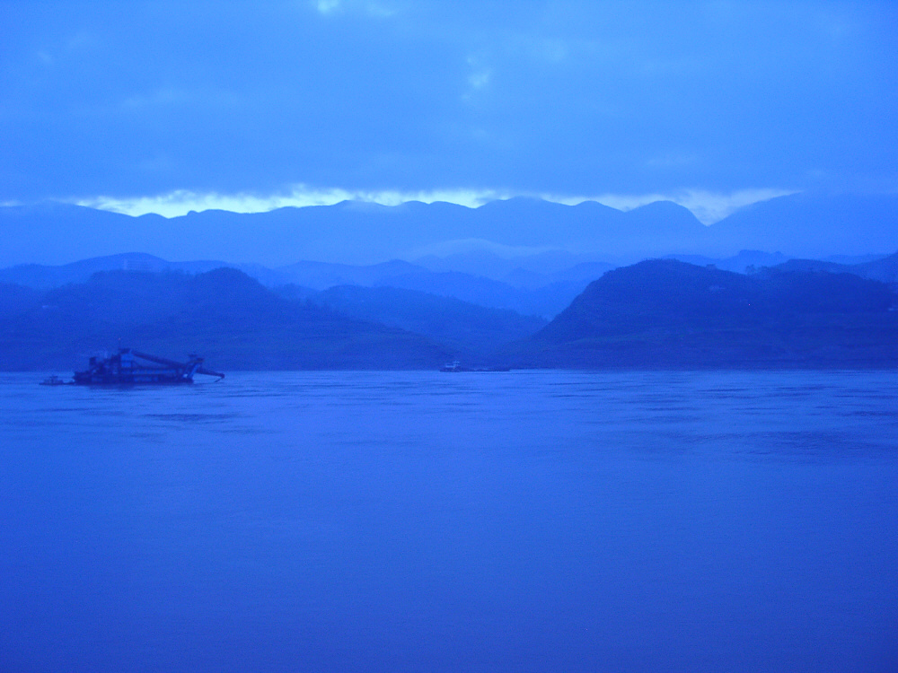 Blauer Morgen über dem Yangtse, China von Beate Aroni 
