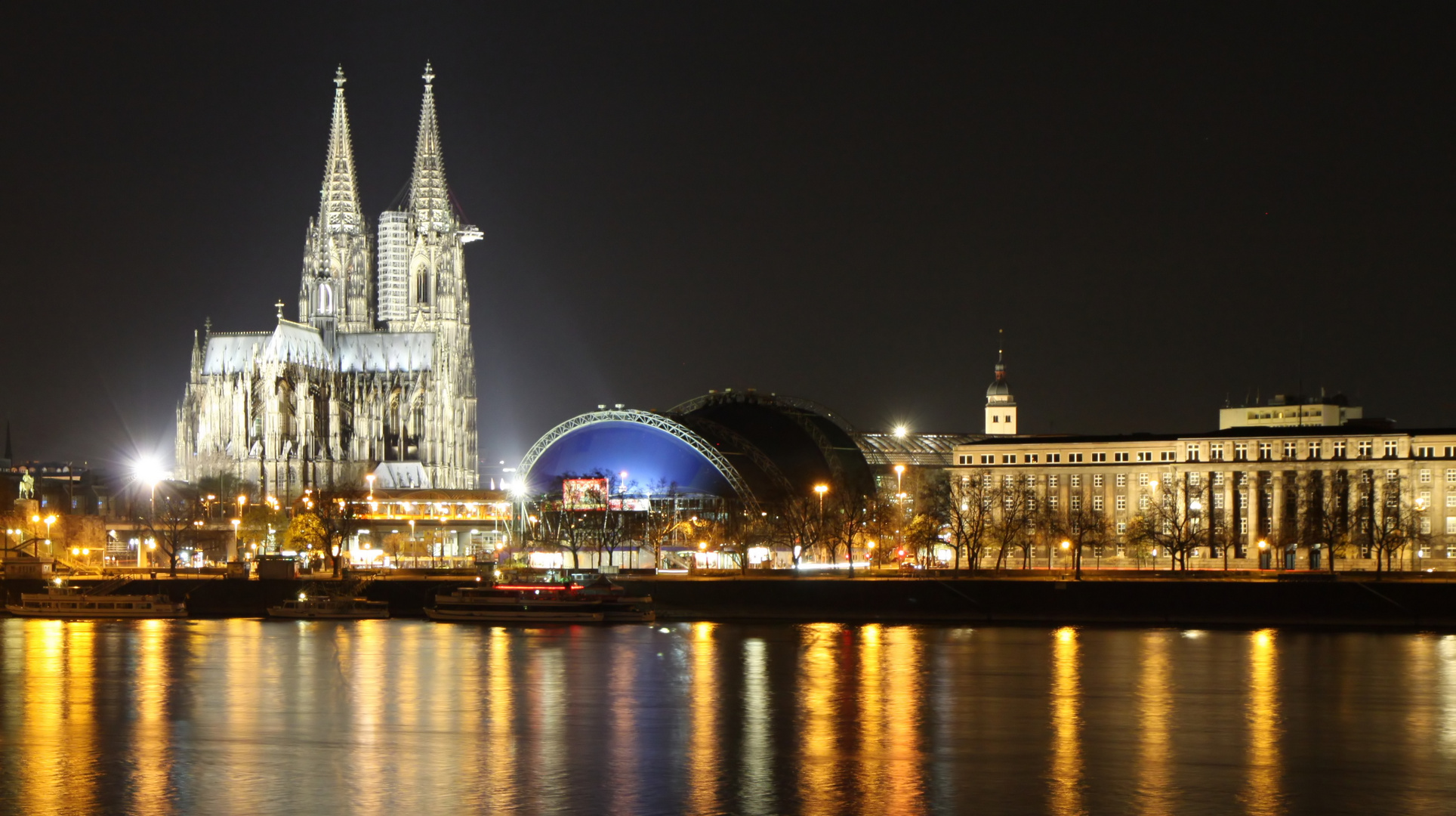 Blauer Müllsack und Dom