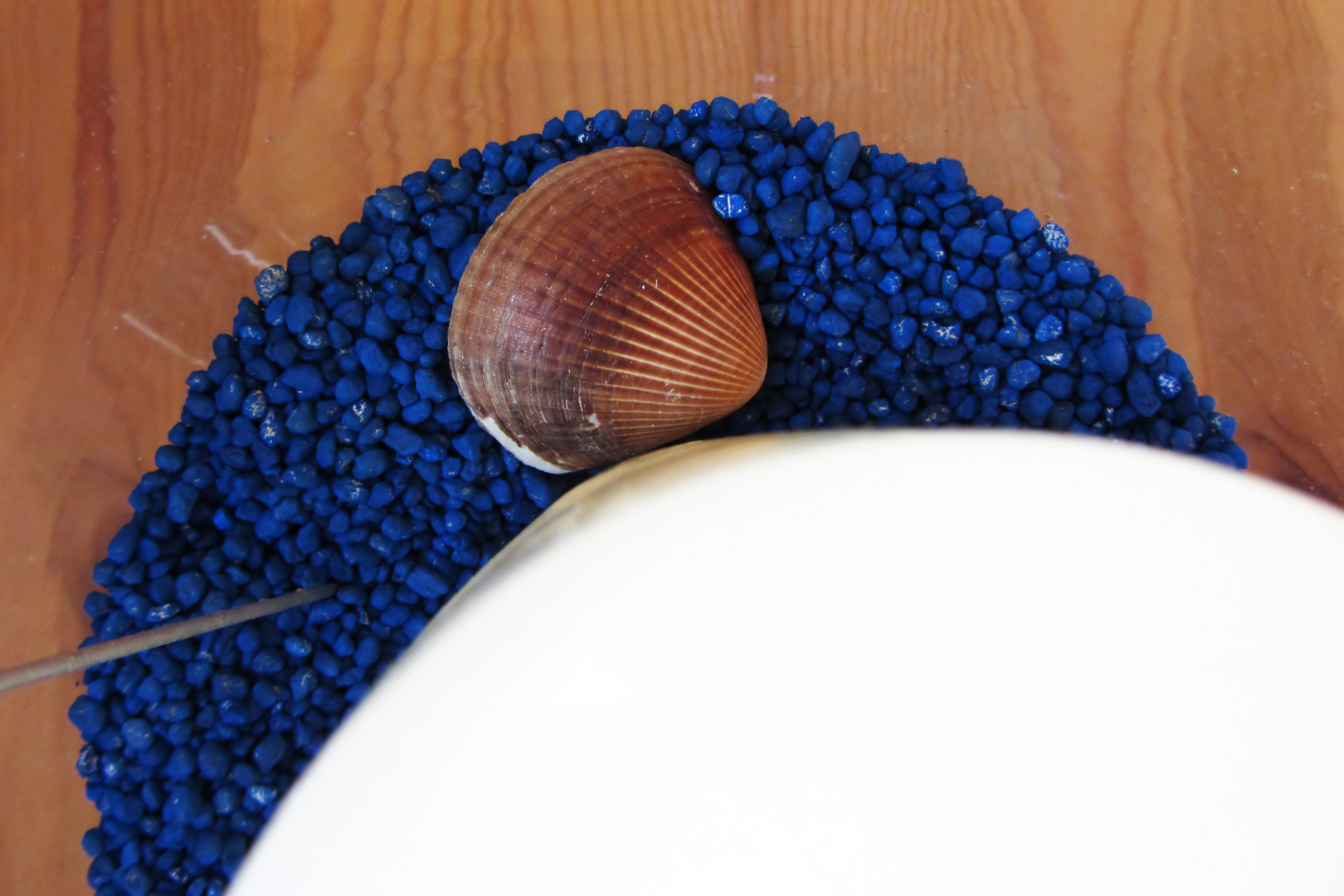 Blauer Muschelsand mit Kerze