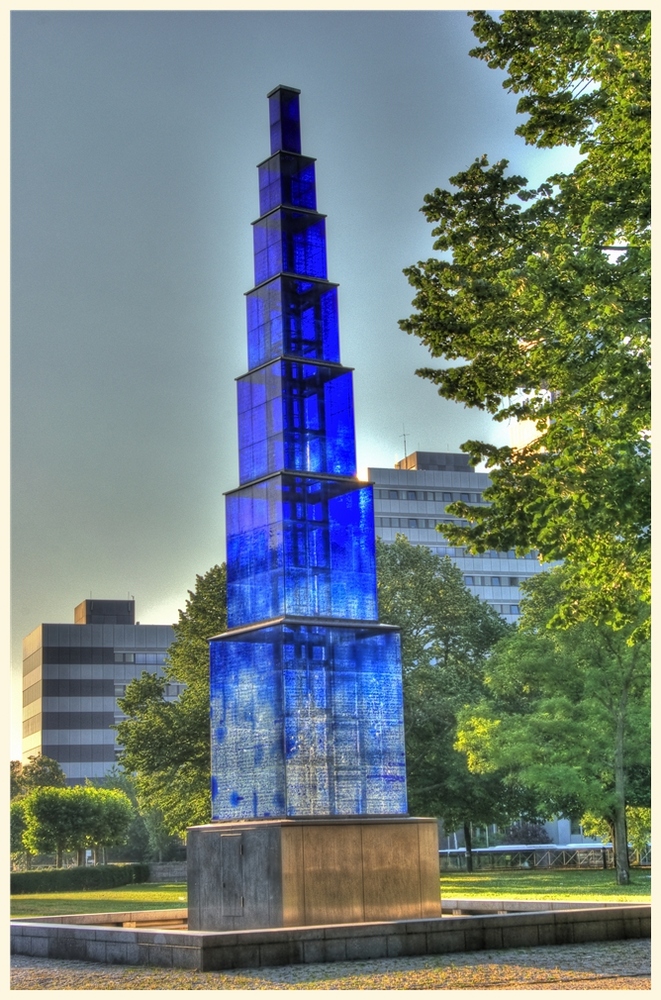 blauer obelisk