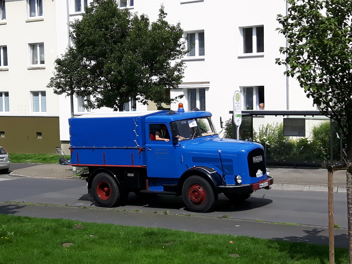 Blauer Oldtimer LKW