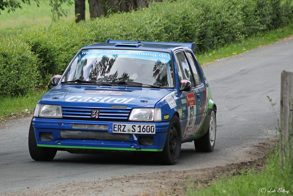 Blauer Peugeot