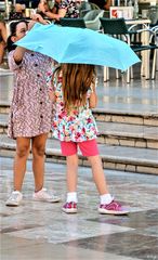 blauer Regenschirm bei strahlendem Sonnenschein