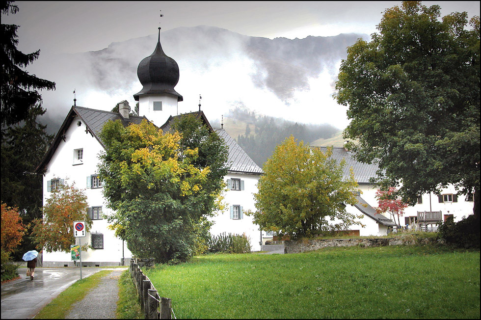 Blauer Schirm im Regen von Parpan