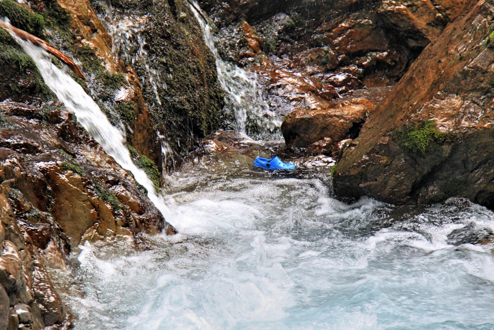 Blauer Schuh im Sprudelbad