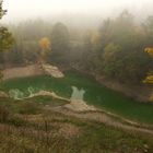 Blauer See im Nebel