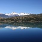 Blauer See und weiße Berge