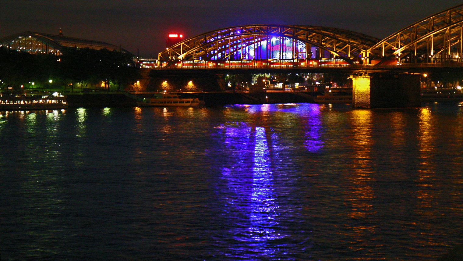 Blauer Strahl in der Nacht