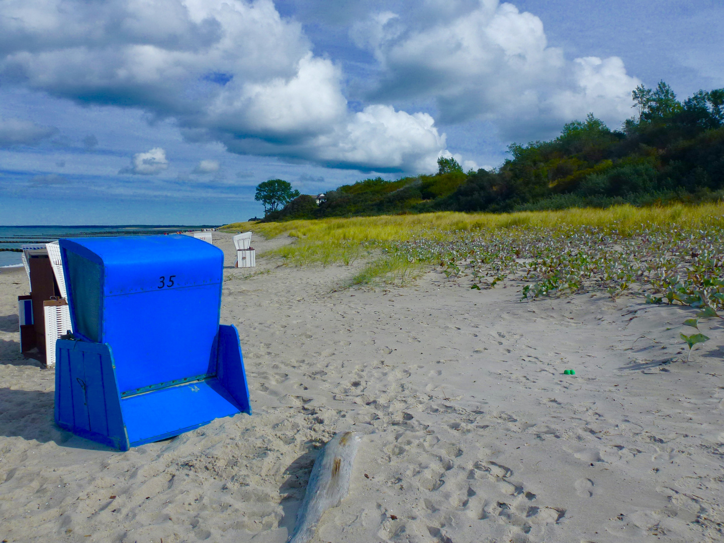 Blauer Strandkorb auf Rügen