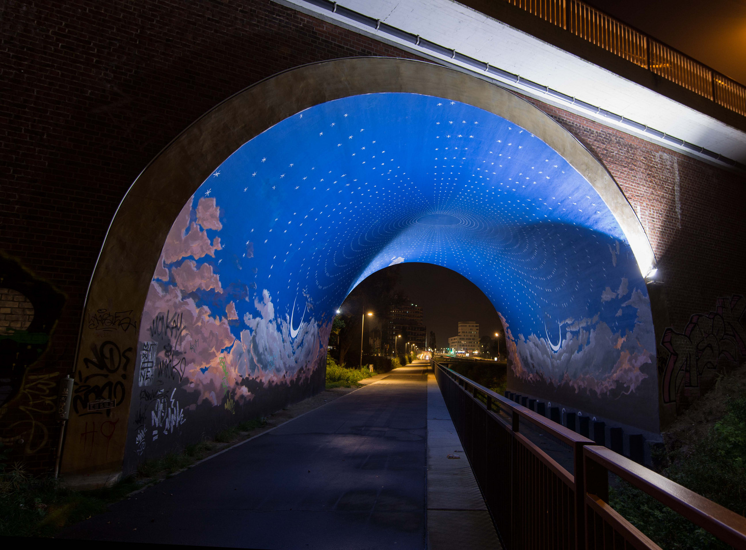 Blauer Tunnel in dunkler Nacht