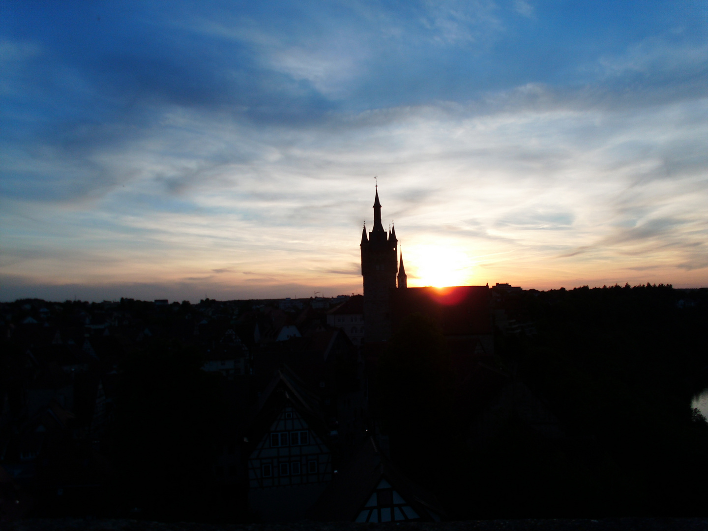 Blauer Turm in Schwarz