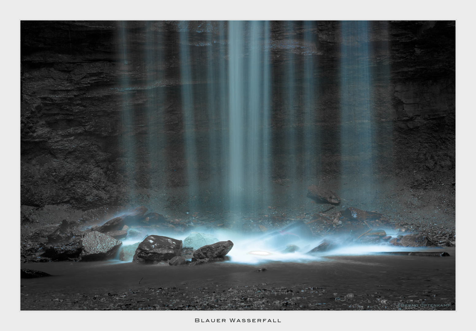 Blauer Wasserfall