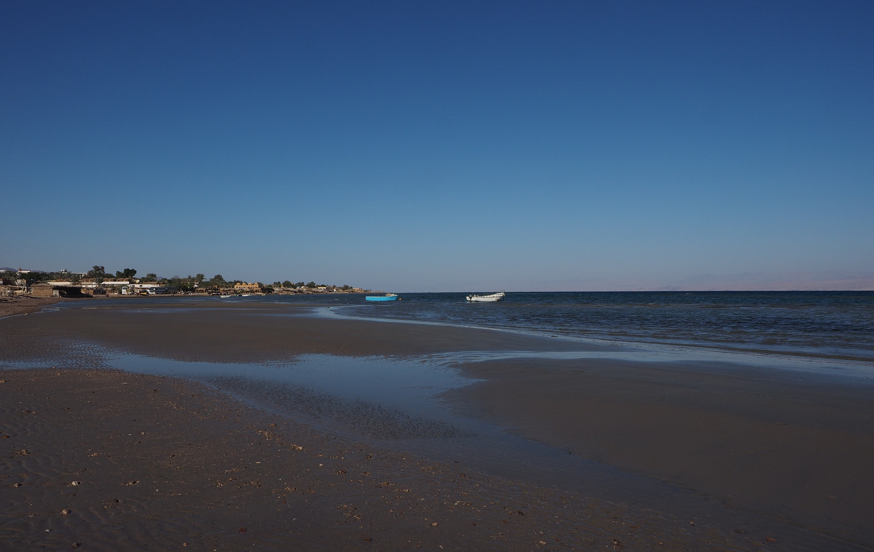 Blauer Wintertag am Roten Meer