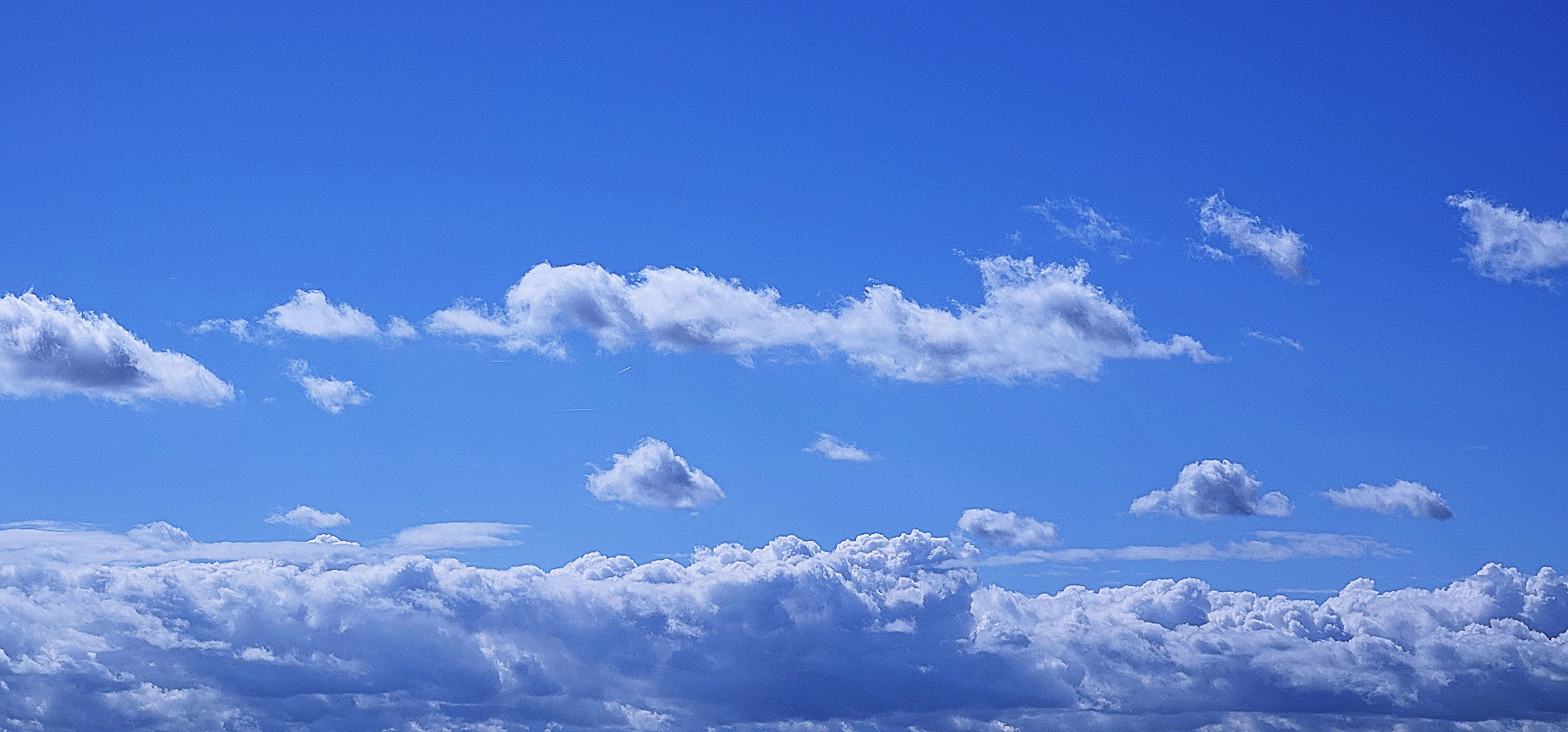 blauer Wolkenhimmel über dem blauen Montag