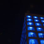 Blauer Würfel bei Nacht