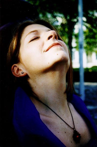 Blaues Abendkleid am Tage