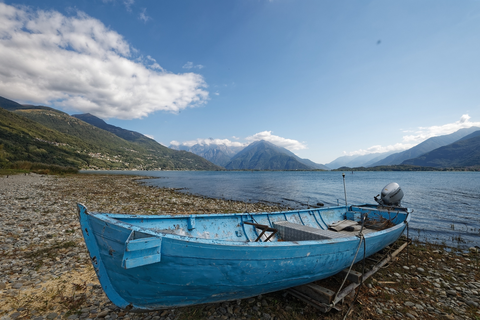 Blaues Boot am Comer See