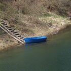 Blaues Boot am Ufer - 1