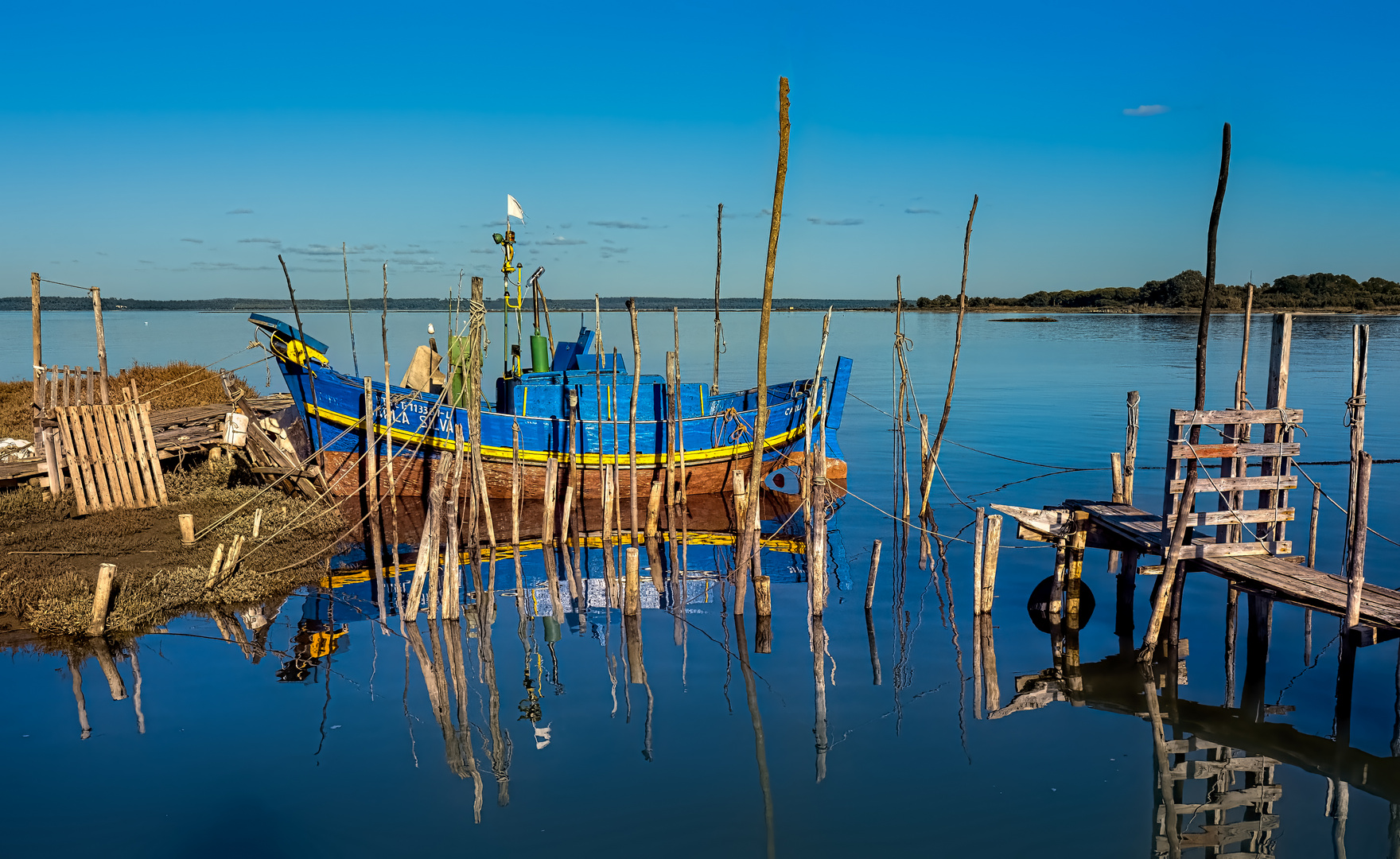 Blaues Boot auf blauem Grund