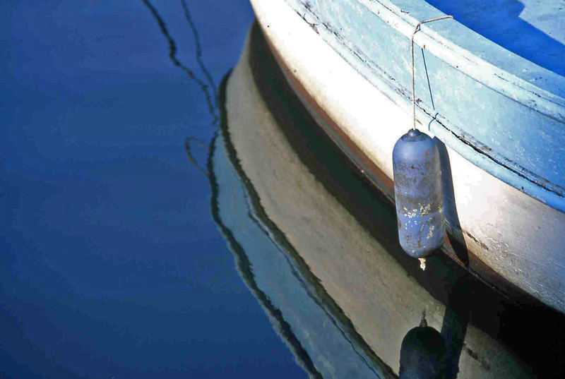 Blaues Boot beim Badestrand