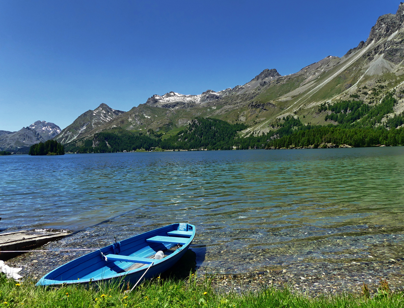 Blaues Boot im blauen See