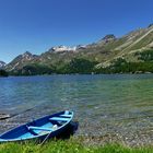 Blaues Boot im blauen See