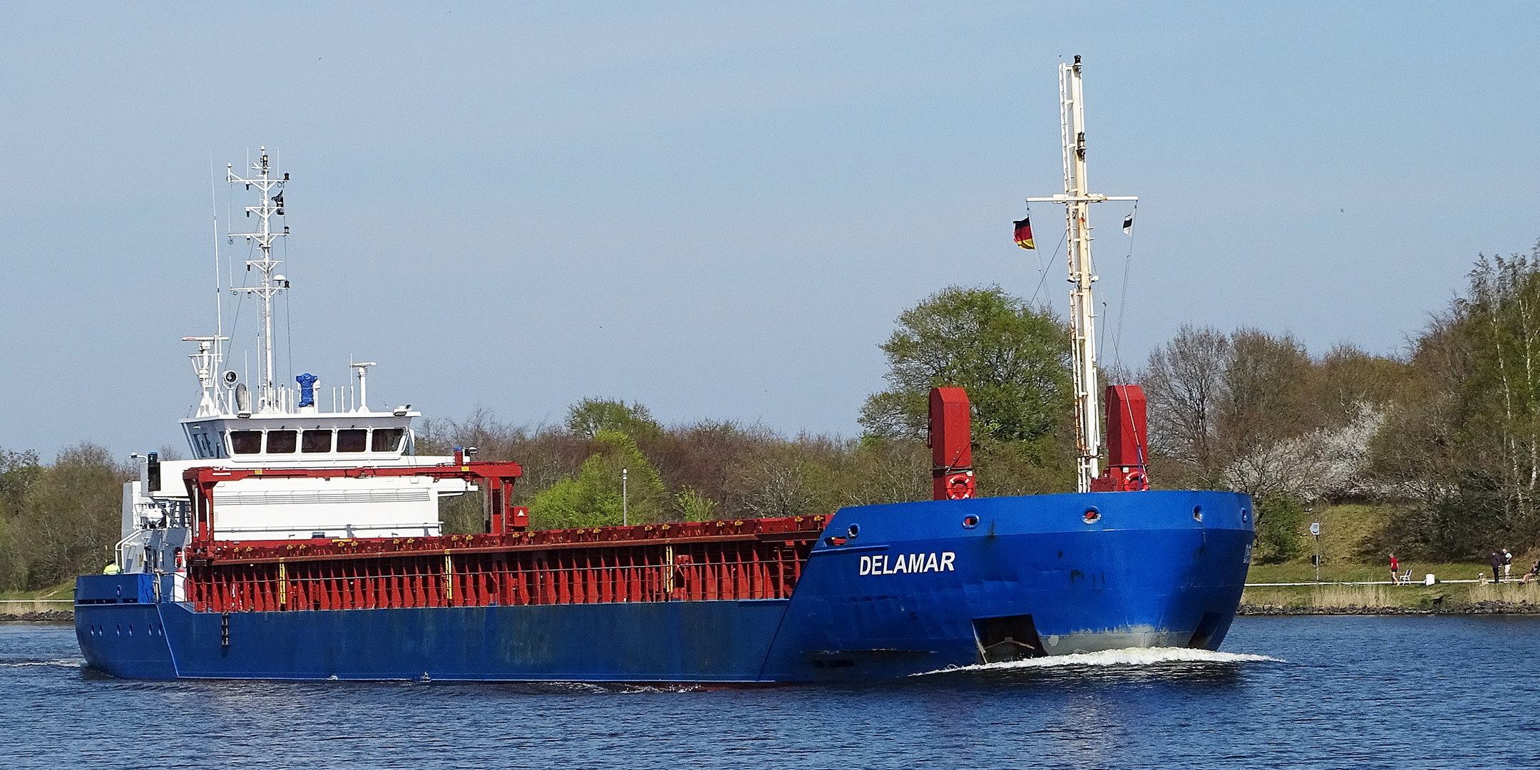 blaues Cargoschiff