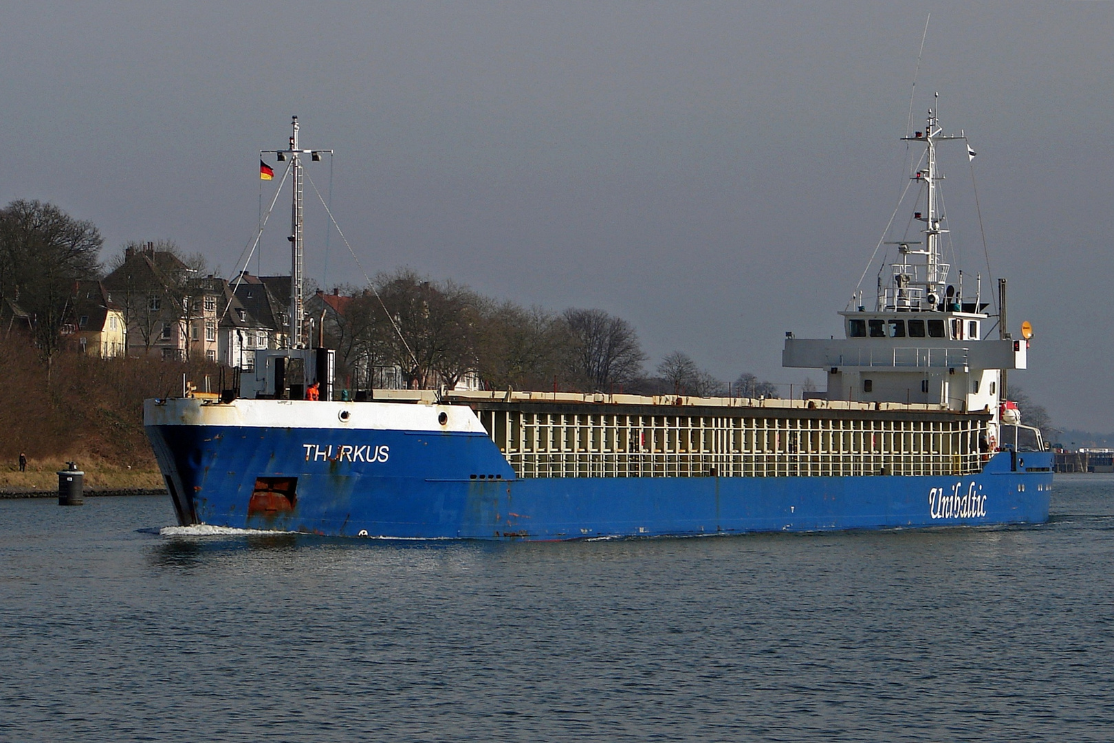 blaues Cargoschiff im blauen Wasser