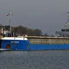 blaues Cargoschiff im blauen Wasser