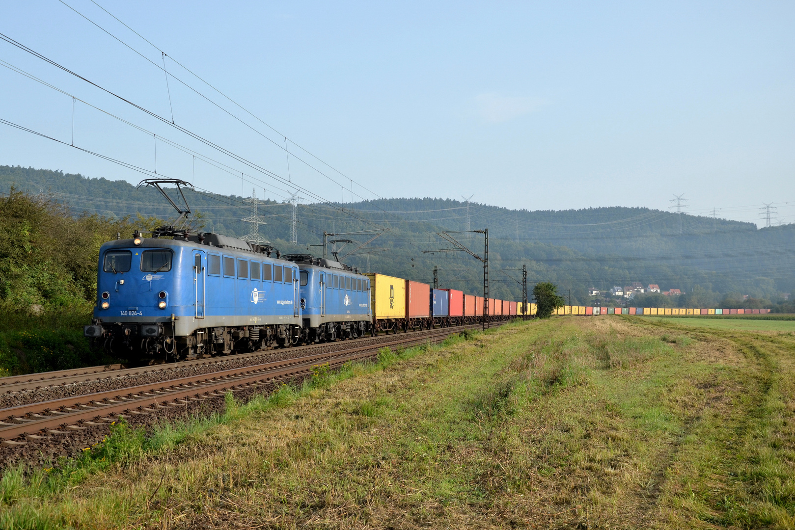 Blaues Doppel vor langer Container-Leine