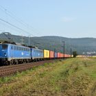 Blaues Doppel vor langer Container-Leine