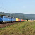 Blaues Doppel vor langer Container-Leine