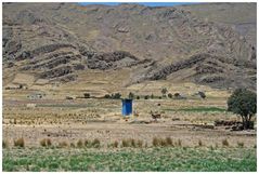 blaues "Dunny" (australisches Wort für "Plumpsklo/ Donnerbalken") in Peru