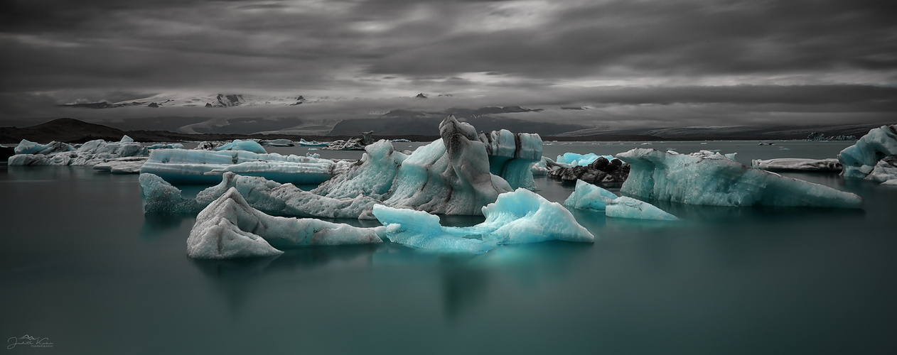 blaues Eis und dunkle Wolken