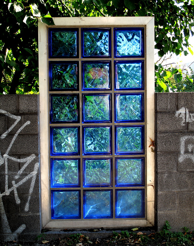 Blaues Fenster am Kanal