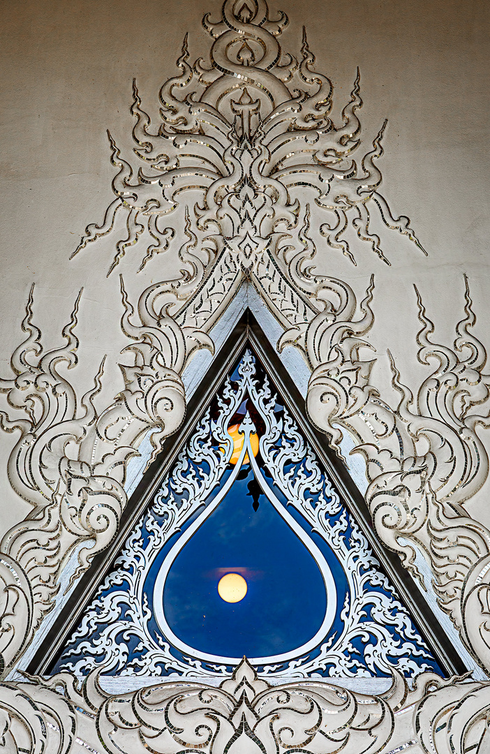 Blaues Fenster im Weißen Tempel