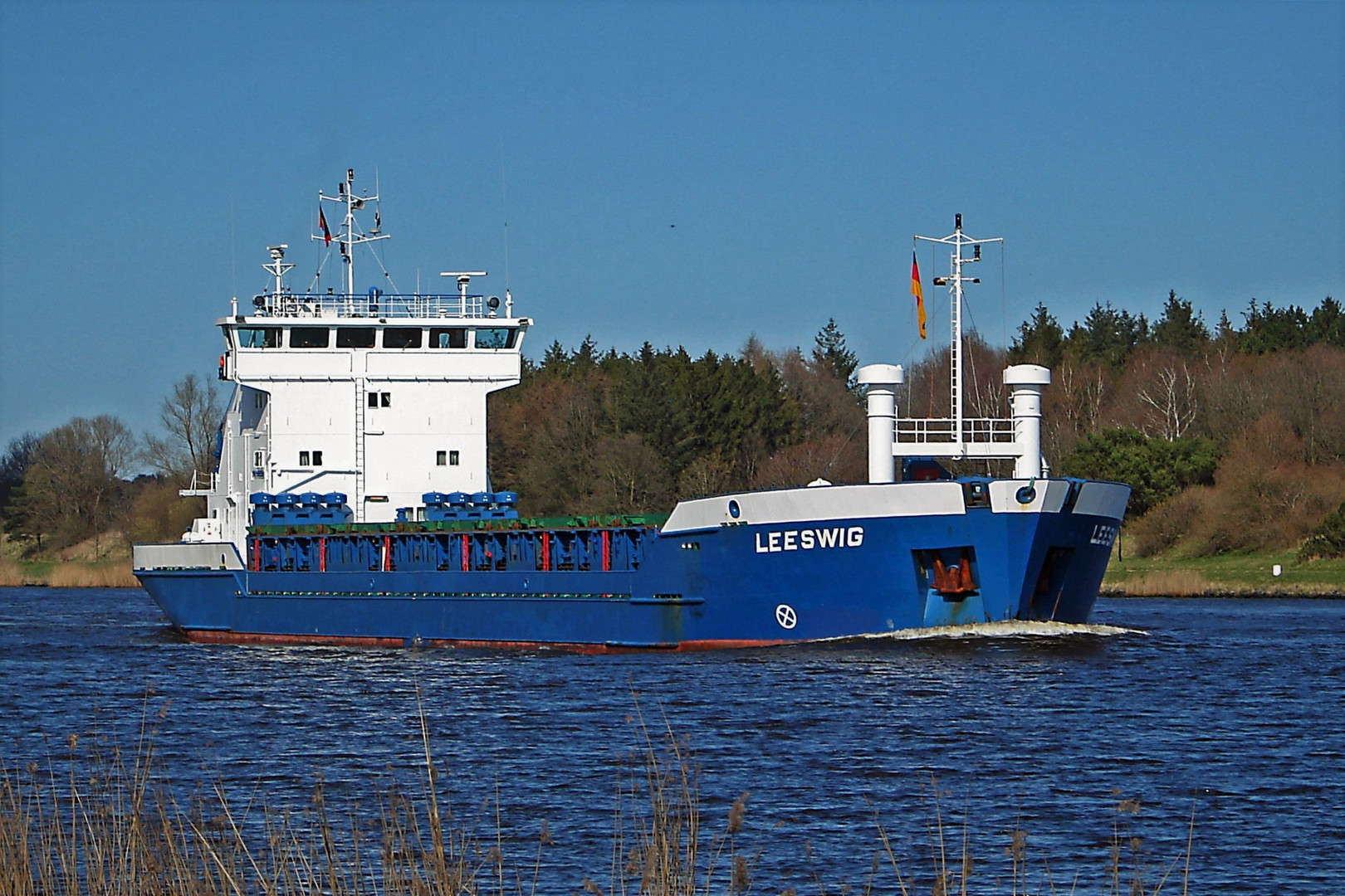 blaues Frachtschiff 