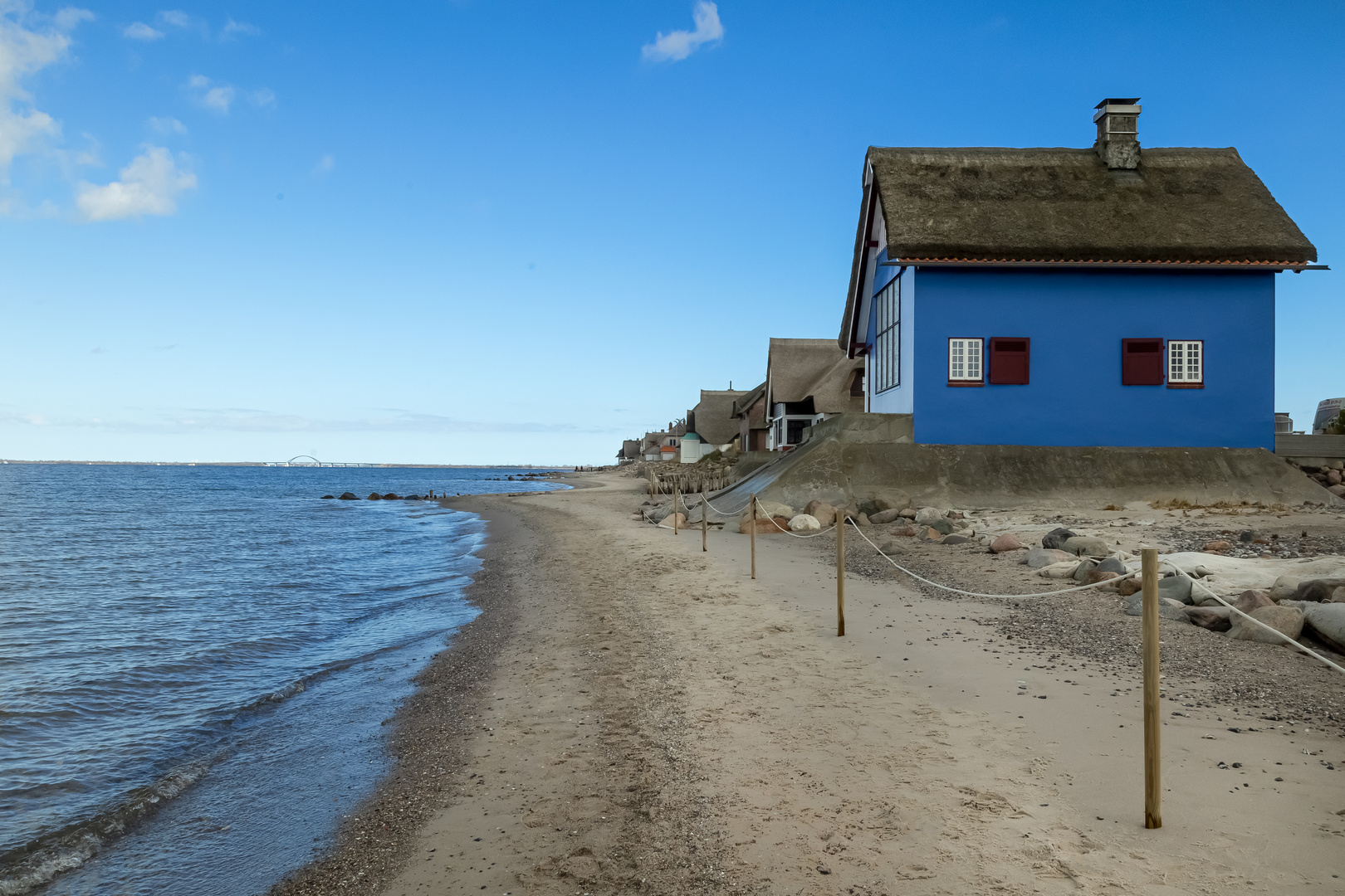 Blaues Haus am Meer ......