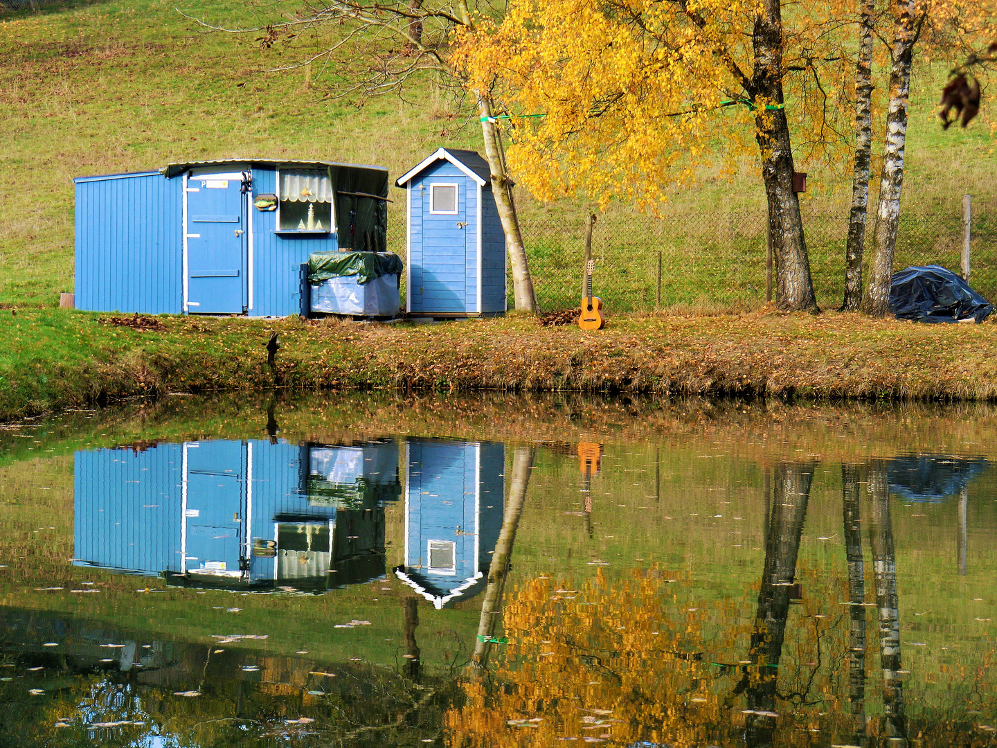 Blaues "Haus" am See