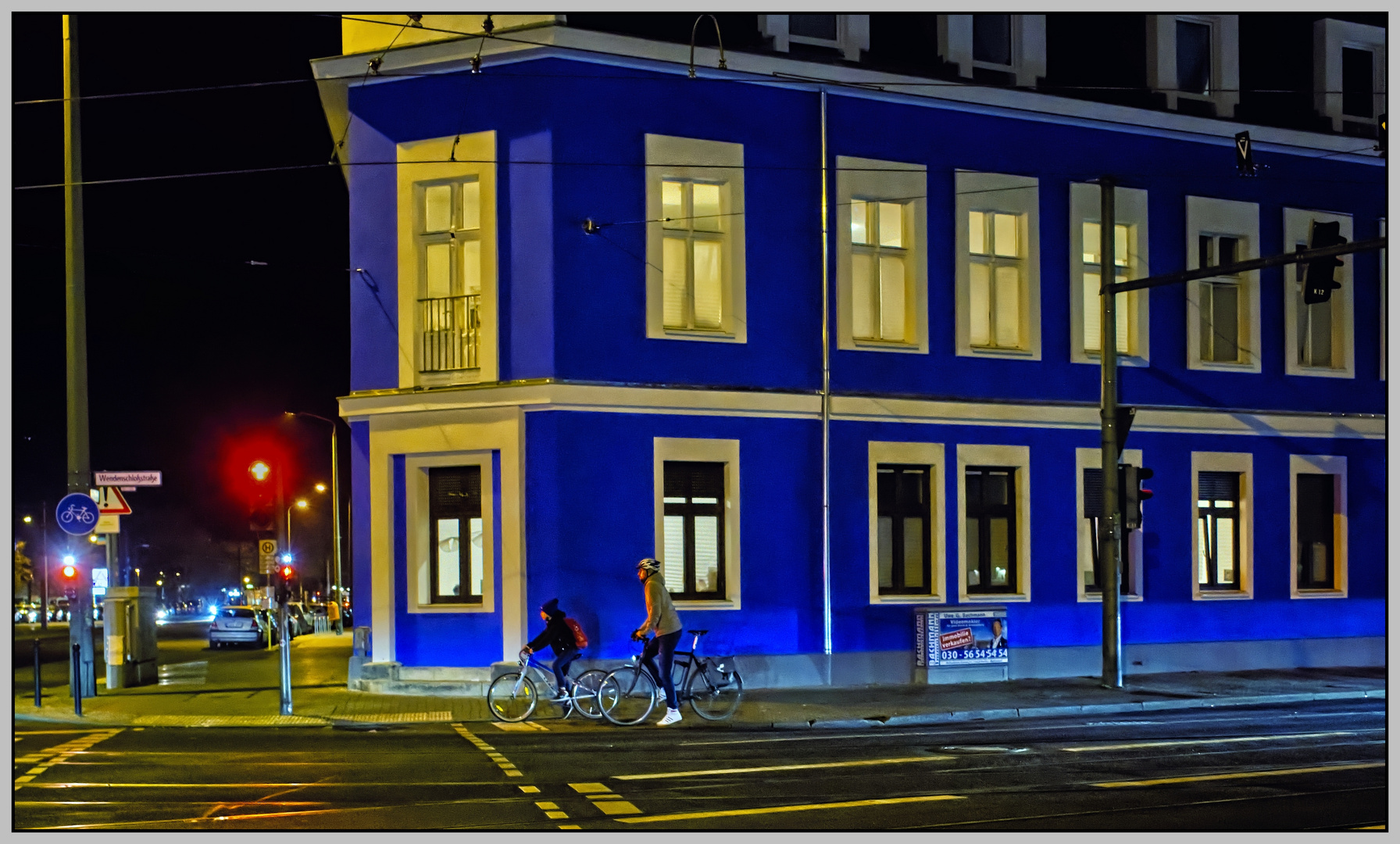 blaues Haus an der Kreuzung