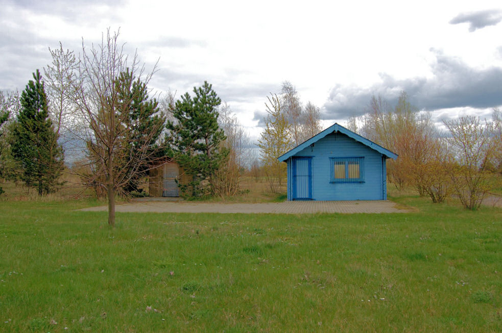 Blaues Haus im Grünen